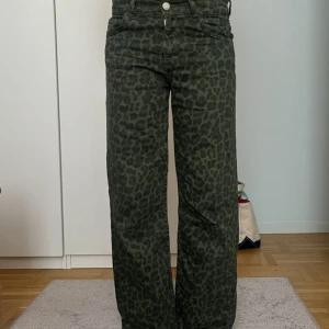 Gröna leopardmönstrade byxor Zara - Snygga gröna byxor från Zara med leopardmönster och raka, vida ben. Klassisk femficksmodell med knapp och dragkedja framtill. Tillverkade i bomullsmix som känns skön mot huden. Perfekta för dig som vill sticka ut lite extra. Är andvända fåtal gånger. Pris går att diskutera 😇🩷💞