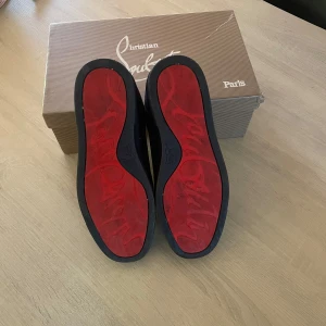 Mörkblå Christian Louboutin - Säljer dessa Louboutin då jag köpt nya skor, skick 9/10 Använda fåtal gånger och jätte sköna att gå i😁 Storlek 41 men de är stora i storlek så passar folk med 41-42,5👍🏾Hör av er vid minsta fundering !!TAR EMOT BYTEN OCKSÅ HELST VALENTINO ELLER ARIGATOS!!