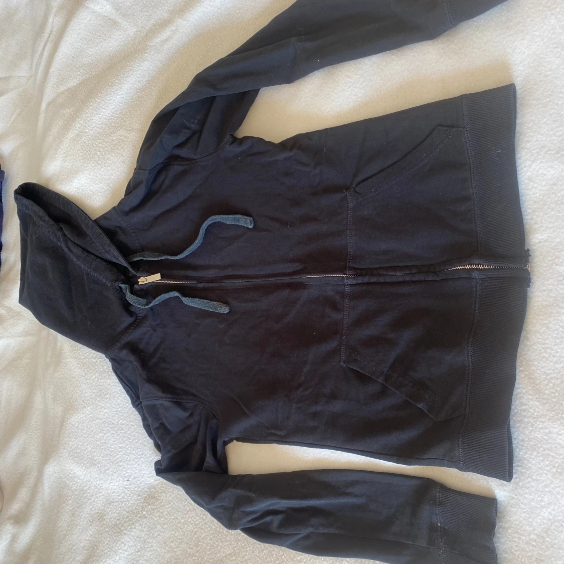 Svart hoodie med dragkedja och huva