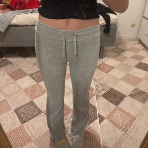 Grå mjukisbyxor från Gina Tricot - Grå mjukisbyxor från Gina Tricot med en bootcut design. Byxorna har två bakfickor och är gjorda i 75% bomull 25% polyester. Perfekta för chill dagar hemma eller när du vill vara bekväm men ändå se fräsch ut. Inga defekter endast använda ett fåtal gånger. 💕