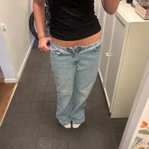 Jeans - Supersnygga lågmidjade baggy jeans som tyvärr är för små för mig. 