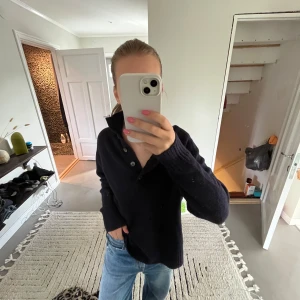 Stickad blå tröja zara - Super snygg stickad blå tröja från Zara med knappar🩵