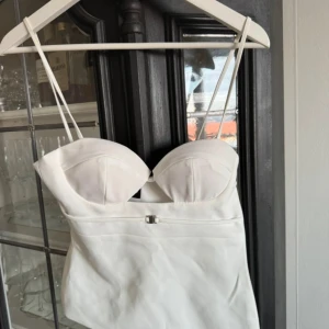 Zara topp - Säljer då den inte kommer till användning. Den är endast testad! Den har även prislappen kvar. Den har dock en liten fläck vid en av banden men som går att tvätta bort!