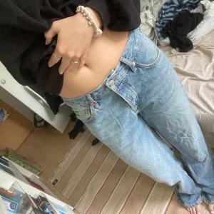 Ljusblå raka jeans från 157 - Lågmidjade straight jeans från lager 157 modell icon. Lite för långa till mig som är 163. Lite slitna vid benslutet.💕