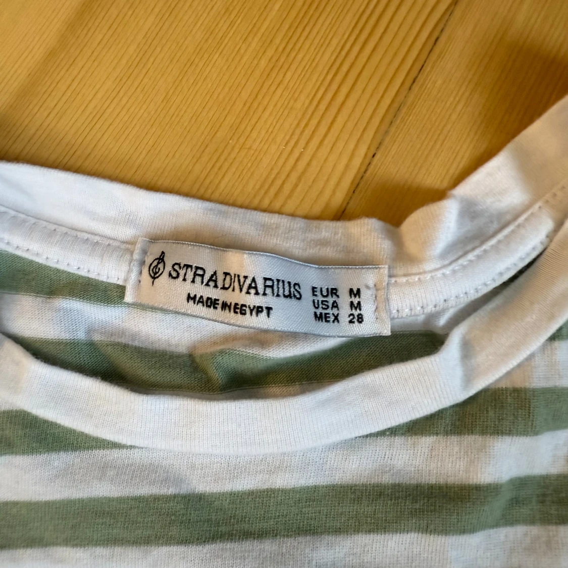 Grön/grå randig tshirt - 2