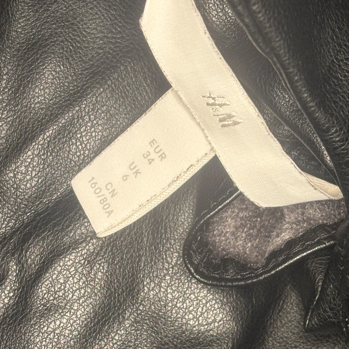 Svart skinnklänning från H&M - 1