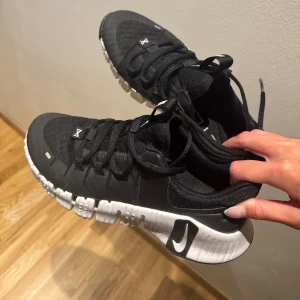 Träningsskor - Träningsskor från nike i storlek 38.5. Använda två gånger så dom är som nya. Inga defekter eller liknande. 