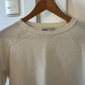Vit stickad tröja från ONLY XS - Säljer en enkel och snygg vit stickad tröja från ONLY i storlek XS. Tröjan har rund hals och är i bra skick. Skriv privat om ni vill ha en bild på hur den sitter på.