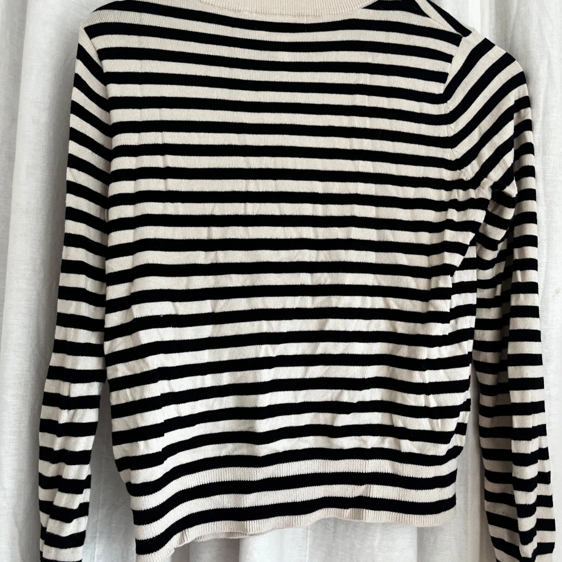 Randig svartvit kofta med knappar - 1