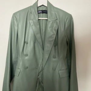 Kavaj - Supersnygg läder kavaj från ZARA i pastel grön färg. Sitter så fint pga den är tight vid midjan 