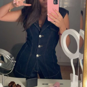 Denim vest Ginatricot  - Superfin och varsamt använd jeansväst. Den är precis som ny. Har använt typ 2 ggr och inte behövt tvätta så färgen sitter kvar.