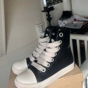 Rick Owens kopior - Ett par rickowens kopior som knappt är använda, de har stått i min garderob i ett år nu så tänkte att det var dags att sälja!