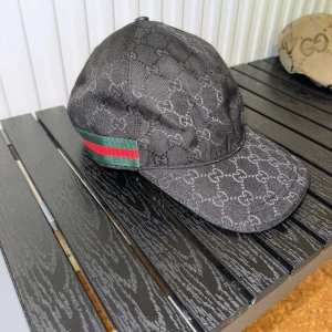 Svart Orginal Gucci keps - Svart gucci keps, Storlek M. Kom dm.