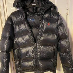 Svart vinter jacka från  Polo Ralph Lauren - Säljer en schysst vinter jacka från Ralph lauren i storlek s passar någon runt 175-185 pris:1899 nypris:4000 hör av er om ni har några frågor eller funderingar tar emot prisförslag 