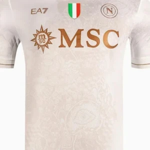 Vit Napoli fotbollströja EA7 - Snygg vit fotbollströja från Napoli med EA7-logga och MSC-sponsor i guld. Tröjan har korta ärmar och subtilt mönster i tyget. Italienska mästarmärket på bröstet och Napoli-emblem. Perfekt för dig som vill sticka ut på läktaren eller träningen. Oanvänd, pris kan diskuteras.