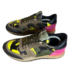 Valentino Rockrunners  - Valentino Rockrunners storlek 43. Skick 7.5/10 lite slitage vid insida häll. Kommer med box. Pris 1449kr finns att köpa på våran hemsida, Fashionels.com