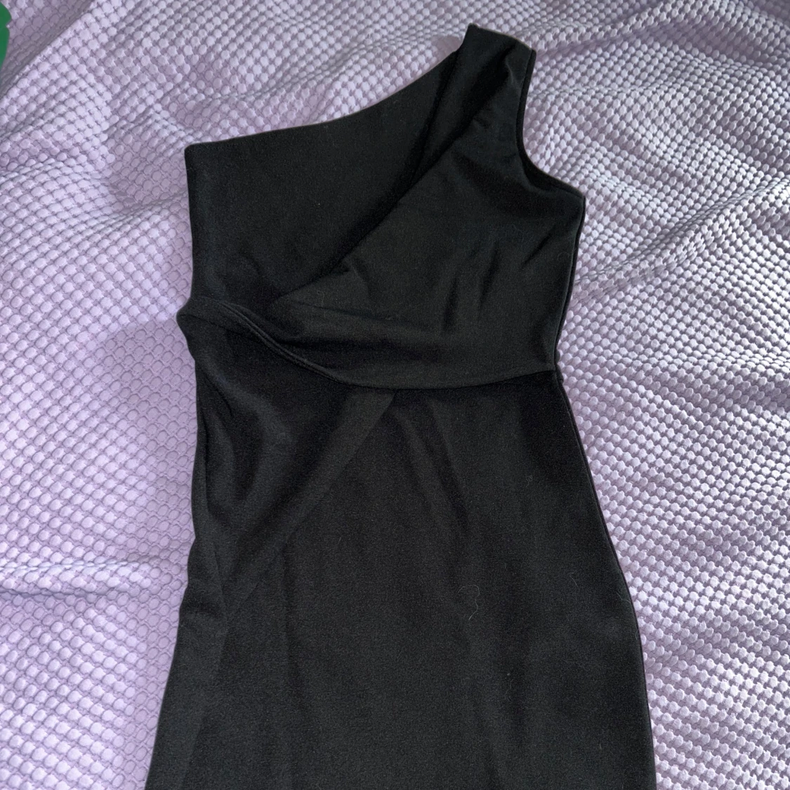 Svart one shoulder kortklänning