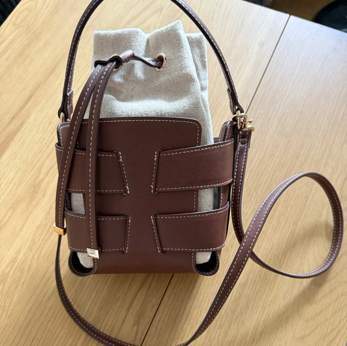 Brun och beige bucket bag med snörning