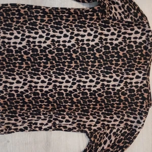 Leopardmönstrad långärmad tröja  - Säljer en snygg långärmad tröja med leopardmönster💕Tyget har en cool struktur som ger extra attityd.🩷Passformen är normal och tröjan har en klassisk rund hals.💕+finns katt i hemmet)