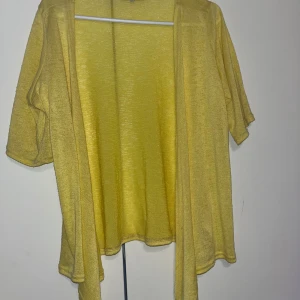 Neuletakki - Ihana keltainen naisten neuletakki lyhyillä hihoilla. Koko Zhenzin S, vastaa noin kokoa 42/44. Kaikai n 55cm. Eläintalous MMM, lisätietoja saa kysymällä Katsothan myös muut ilmoitukseni Saa tarjota 