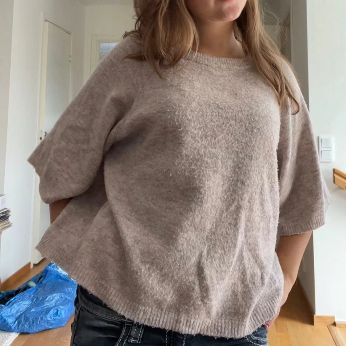 Beige stickad tröja med trekvartsärm