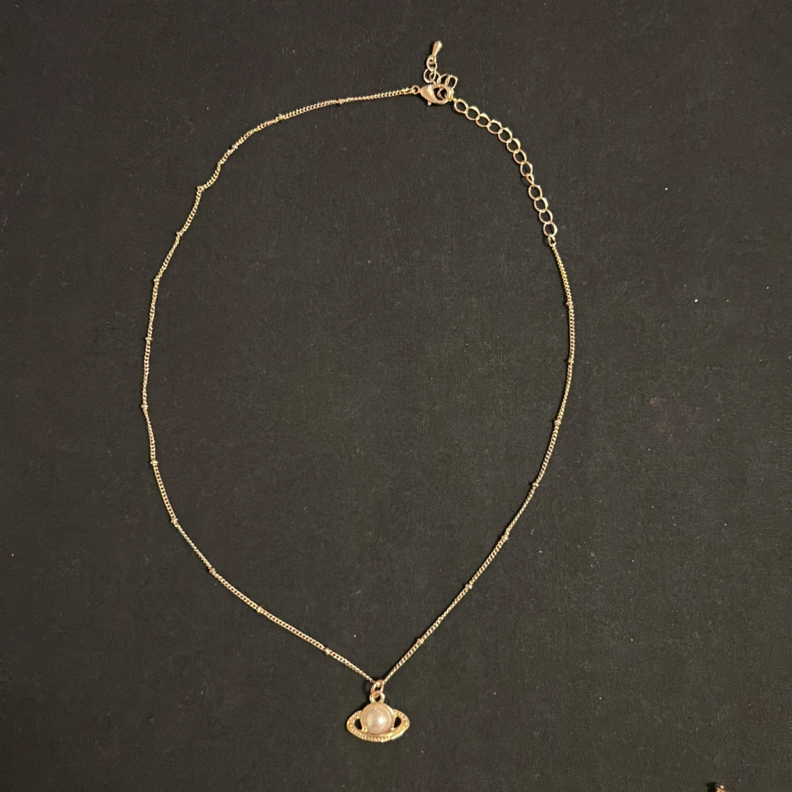 Guldigt halsband med planetberlock - 1