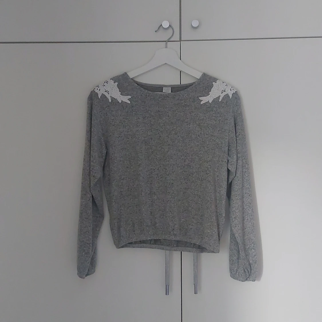 Grå tröja med spetsdetaljer Lindex - 1