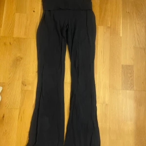Mörkblå yoga pants - Supersköna och snygga Mörkblå yogapants från Gina Tricot. De har en låg midja och superfin passform. De passar till precis allt! I storlek xxs men passar mig som är 158cm lång och oftast bär xs😍😍