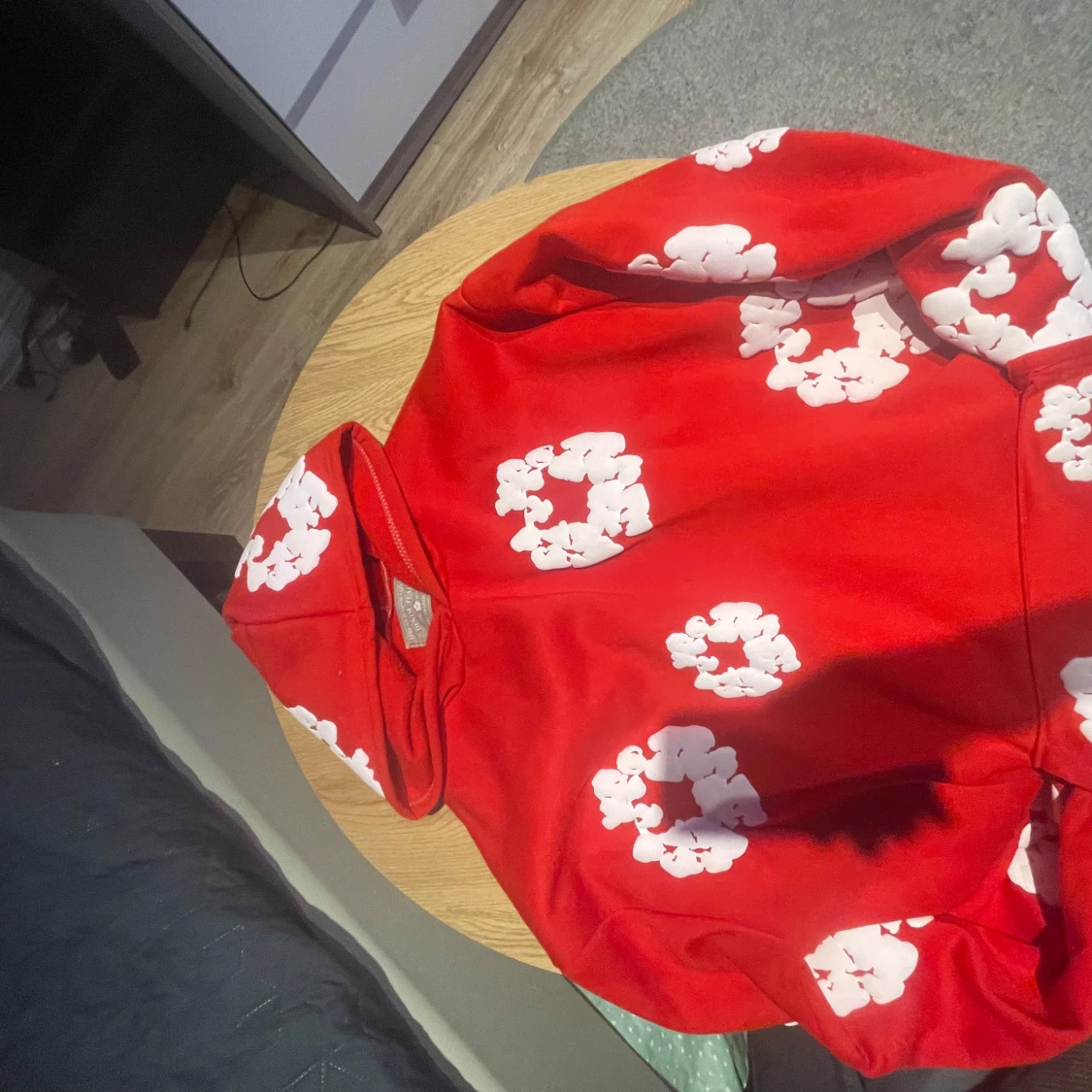 Röd hoodie från Denim Tears  - 2