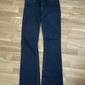 Mörkblå bootcut jeans från Zara - Mörkblåa jeans från Zara med vida ben (bootcut) storlek 36, knappt använts
