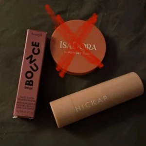 Benefit mascara, Isadora rouge & Hickap stick - Säljer en rosa Benefit BADgal BANG! Bounce mascara för volym, Isadora The Powder Blush i en varm persikorosa nyans och en nude-färgad stick från Hickap. Perfekt kombo för en fräsch look! Alla produkter har snygg och modern design. Mascaran är oanvänd och IsaDora puder blush. Hickap är använd kontakta mig för bilder. 💕💕