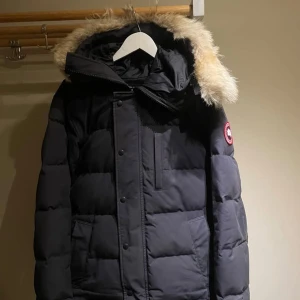 Canada Goose Carsson Parka Strl M Sällsynt! - Säljer nu min Canada Goose Carsson Parka Strl M med päls på Använt jätte sparsamt och fint.  Den har inga så kallade slitage eller att stygn har öppnats, den är i jätte fint skick! Kvitto finns tyvärr inte men kan kollas upp i en butik, som NK, Johnells eller liknande! Säljes som den är för 8.900kr nypris är 17-20.000kr i butik då det medföljer falsk päls då dom slutat tillverka äkta päls! Priset kan absolut diskuteras vid snabb och smidig affär!  Finns i Stockholm, kan fraktas vid intresse! Mvh