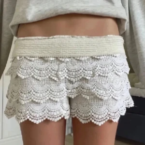 Vita virkade spets-shorts - Superfina oanvända spetsshorts, säljer då de inte passade mig💗