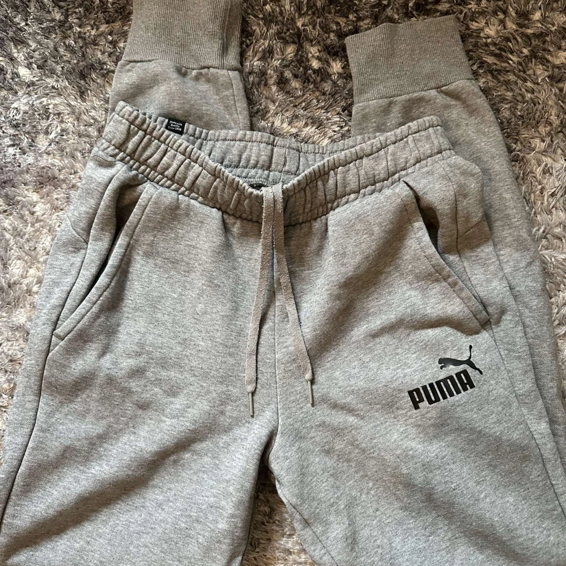 Grå mjukisbyxor från Puma - 1