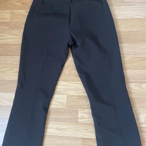 Kostymbyxor BikBok - Strlk 36 passar den som är runt 164cm 