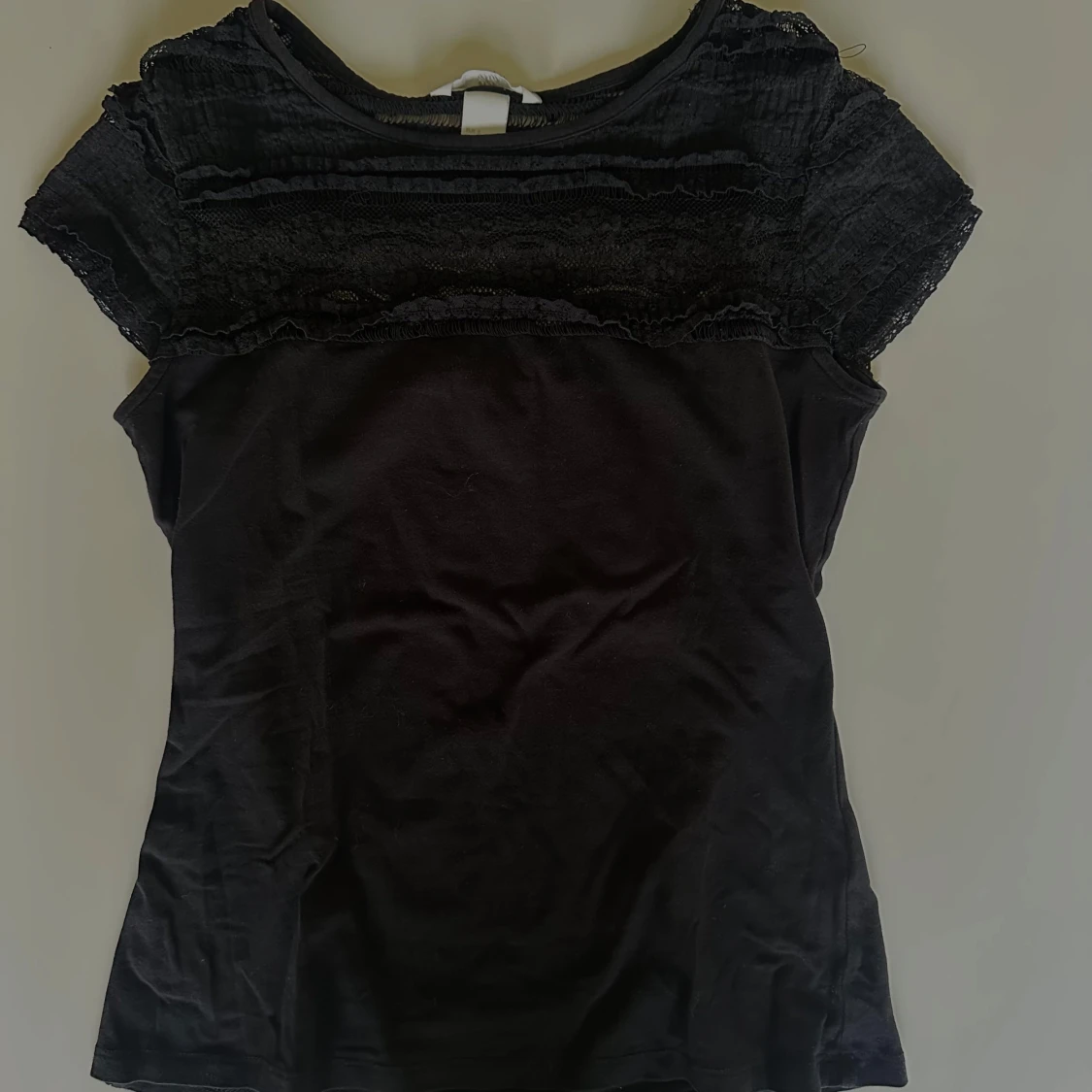 Svart topp med spetsdetaljer  - 1