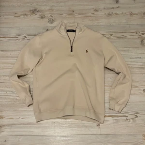 Polo zip  - Beigefärgad Polo zip. Trevlig och bekväm. Boostar alltid outfits om man använder den rätt. Använt den vettigt och inga synbara defekter alls. Är drygt 180 och det passar utmärkt.