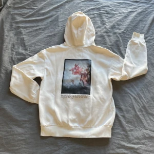 Beige Hoddie - Tja! Vi säljer nu denna riktigt stil rena hoodin. Hoodin har ett snyggt motiv med blommor på ryggen. Skick: 8/10 Pris:499