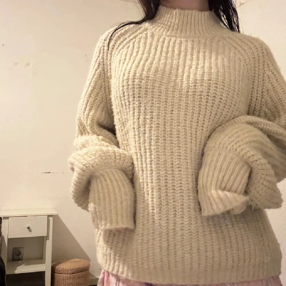 Beige stickad polotröja med ribbad struktur - 3