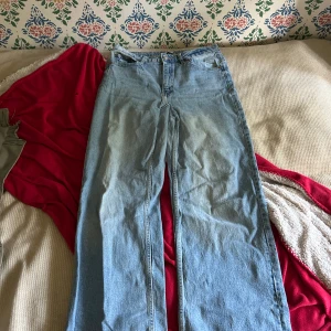 Ljusblå jeans från 157, storlek M - Säljer ett par klassiska ljusblå jeans från 157 i storlek M. Jeansen har rak passform och normal midja, tillverkade i mjukt denimtyg. Perfekta för en avslappnad och stilren look.