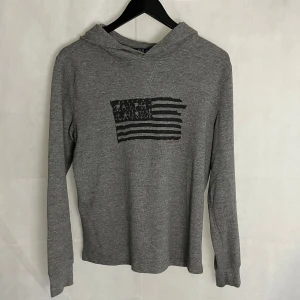 Ralph Lauren hoodie - Riktigt soft Raffe Hoodie, storlek XL för barn. Passar S, modellen är 185.