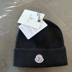 Svart mössa i ull - Helt ny 