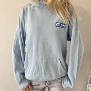 Ljusblå hoodie - Så fin hoodie med tryck, inte mina bilder