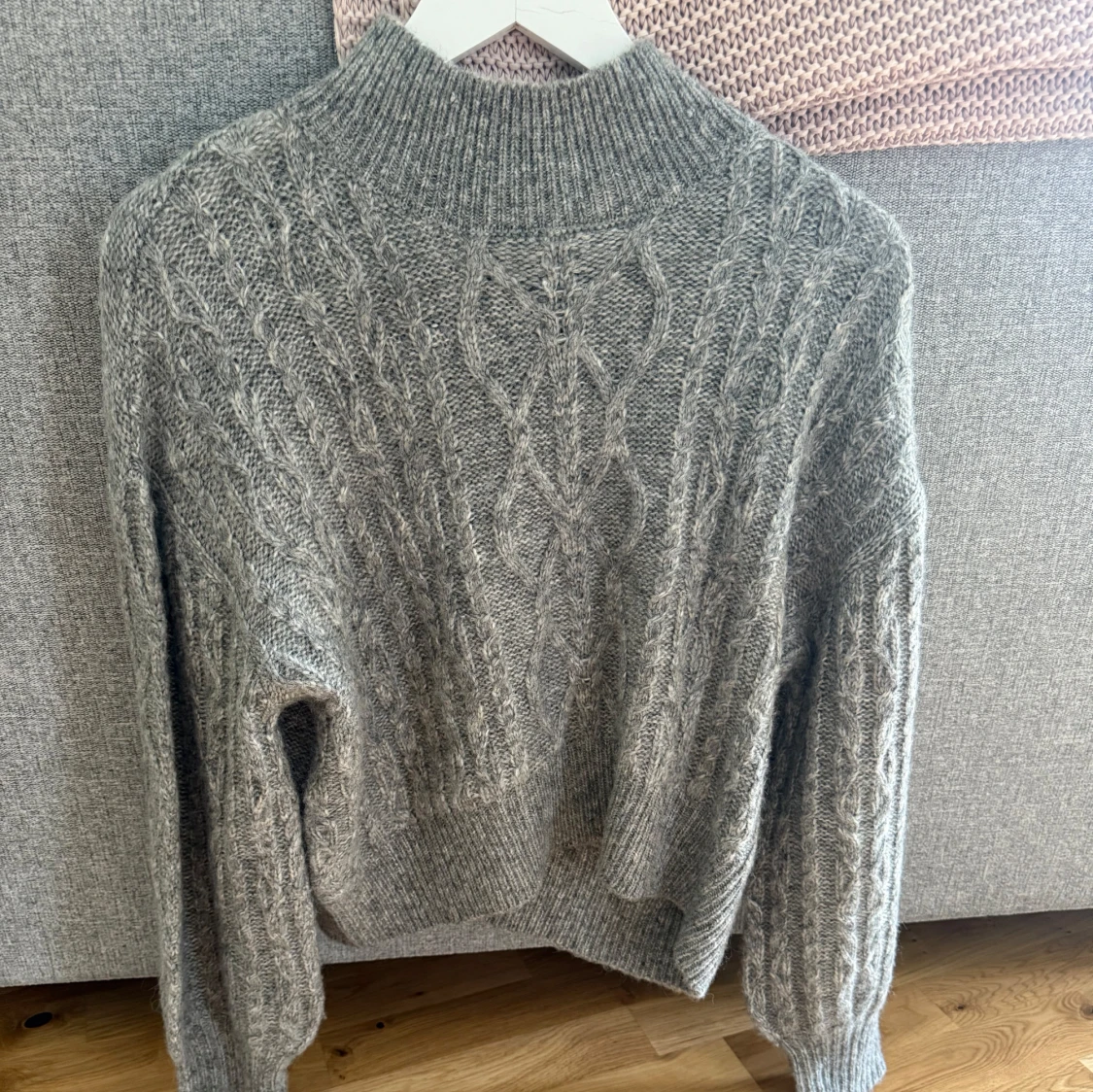 Grå stickad 