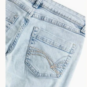 Ljusblå bootcut jeans med broderad ficka - Säljer ett par ljusblå jeans med bootcut-modell och snygg broderad bakficka. Jeansen har klassisk femficksdesign, bälteshällor och är tillverkade i mjukt denimtyg. Perfekta för dig som gillar retrovibbar och vill ha en avslappnad men trendig look.