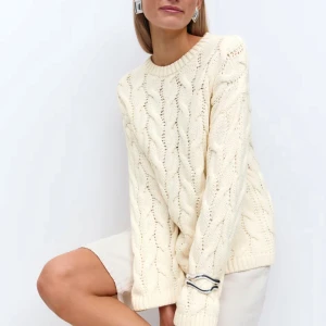 Stickad tröja ginatricot - Intressekoll på min trendiga stickade tröja från ginatricot, aldrig använd🩷 färgen är cream. Storlek S. 