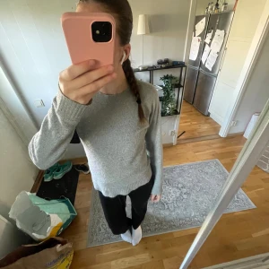 Grå stickad tröja - En söt grå långärmad stickad tröja från Vero Moda💓Den är lite nopprig, därav priset. 
