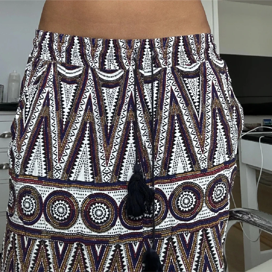 Mönstrade vida byxor med snörning - 1