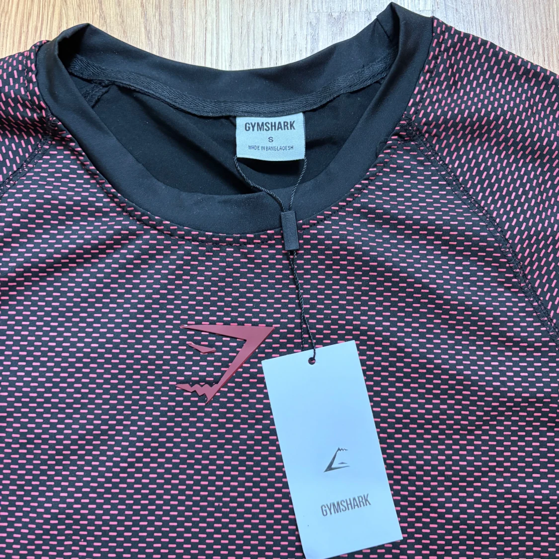 Svart och röd Gymshark t-shirt - 2