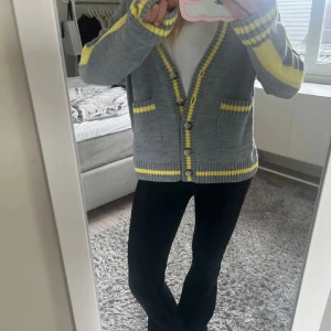 ZARA Grå kofta  - SLUTSÅLD på hemsidan! Sparsamt använd och endast ett fåtal gånger. Mycket bra skick!!💓💘 (första två är lånade bilder)